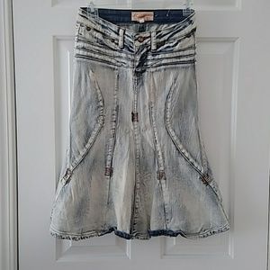 Adorable Jean skirt.